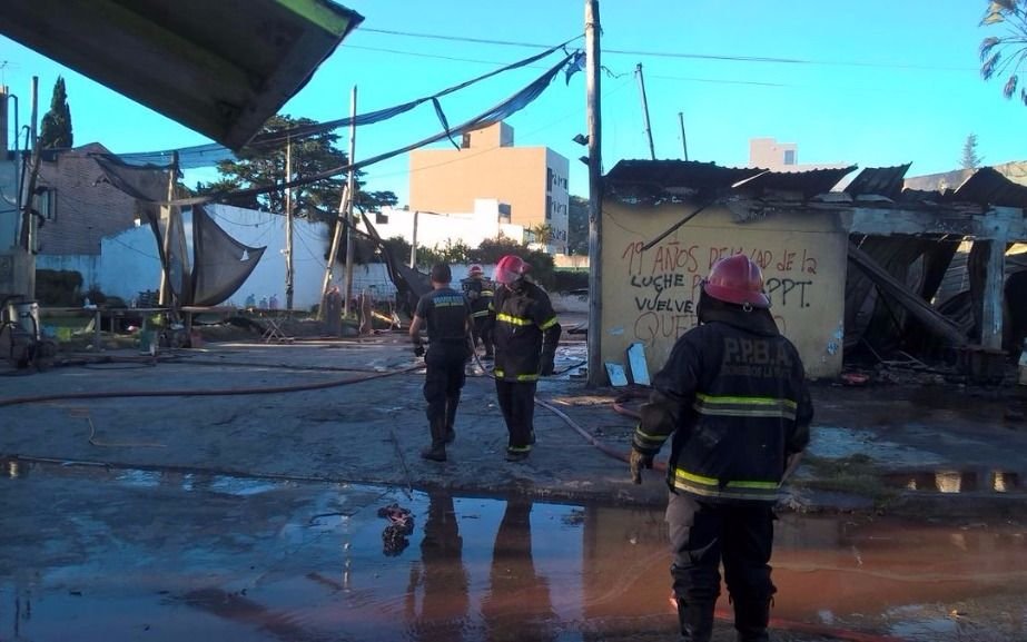 Tensión por voraz incendio en boulevard 81 y 30
