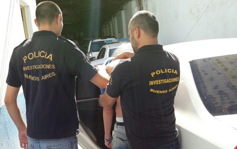 Balearon en el pecho a un policía durante un allanamiento: se salvó por el chaleco