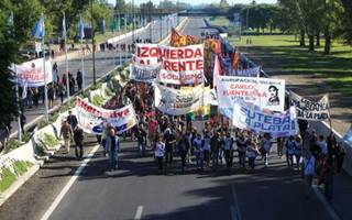 Empleados estatales, docentes y judiciales realizaron un piquete en la Autopista La Plata- Buenos Aires