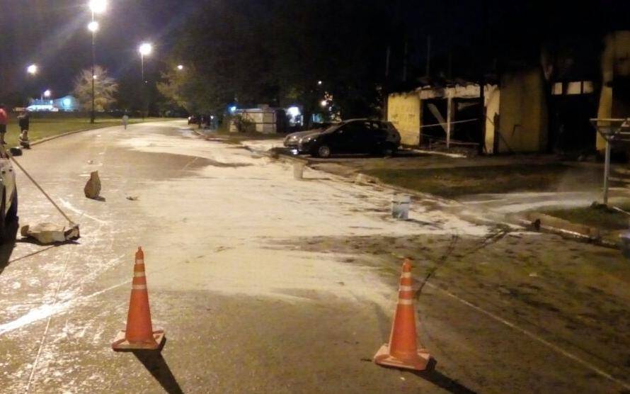 Enorme derrame de aceite en la zona del barrio Cementerio