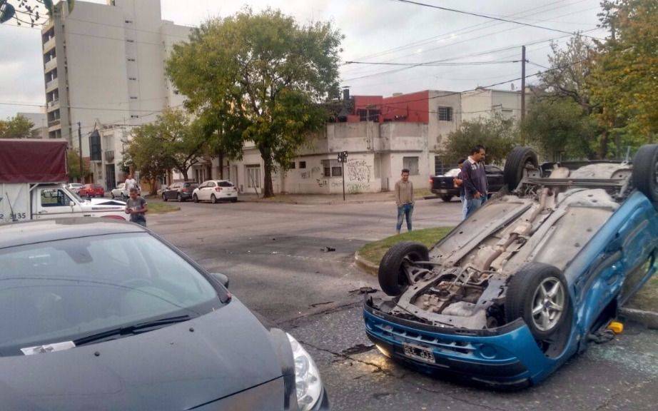 Choque y vuelco en 19 esquina 46