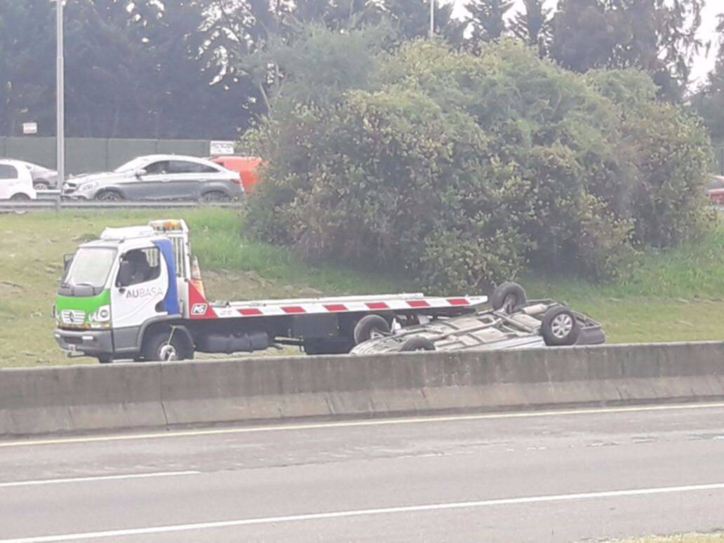 Hubo demoras en autopista por el vuelco de un auto a la altura del barrio privado Abril