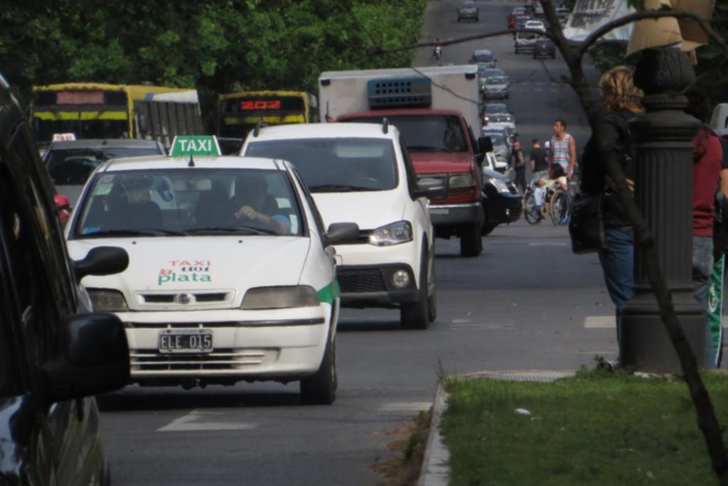 Ir al trabajo en auto todavía es más barato que hacerlo en taxi o en remís