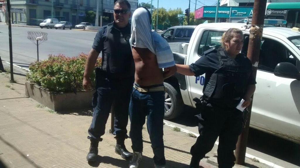 Lastimó a la mujer y se encerró con sus tres hijos y varios cuchillos