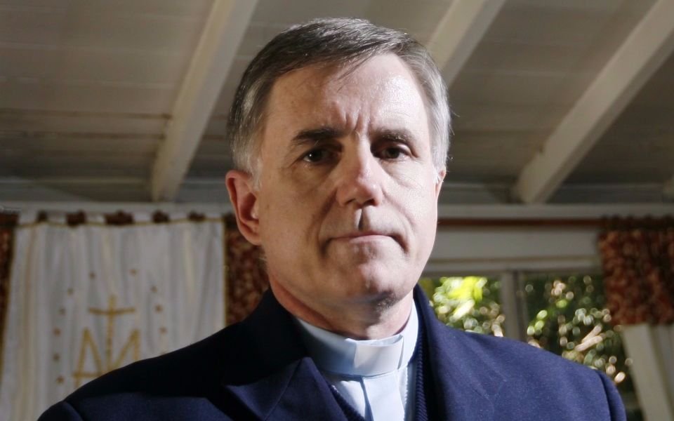 Tribunal rebajó dos años la condena al padre Grassi y desató polémica