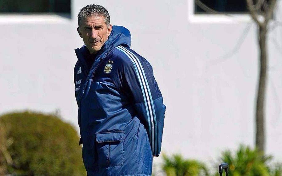 Mientras espera la definición, Bauza dejó el predio de Ezeiza sin declarar