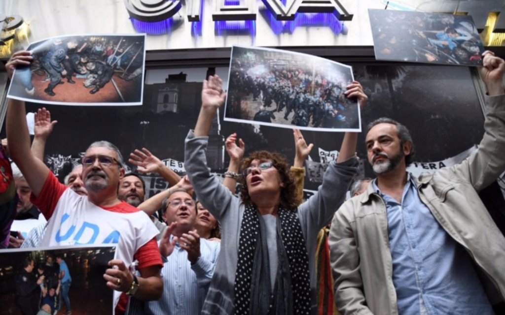Docentes paran mañana en todo el país en rechazo al desalojo
