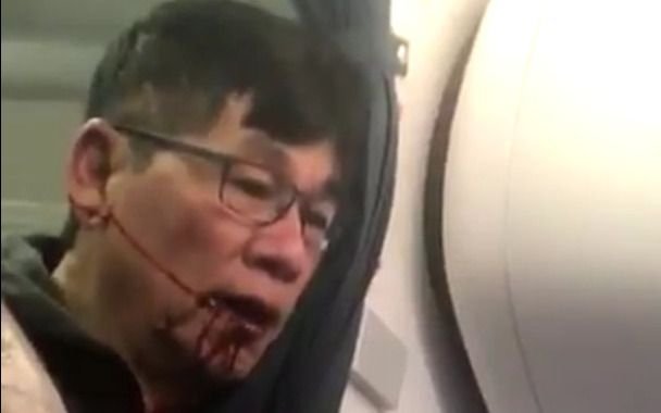Le dijo a la aerolínea: "para bajarme sólo mátenme"