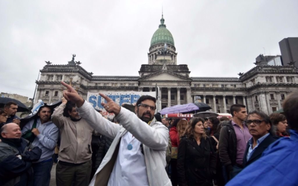  Tras desalojo, docentes realizaron abrazo simbólico en Plaza de los Dos Congresos   