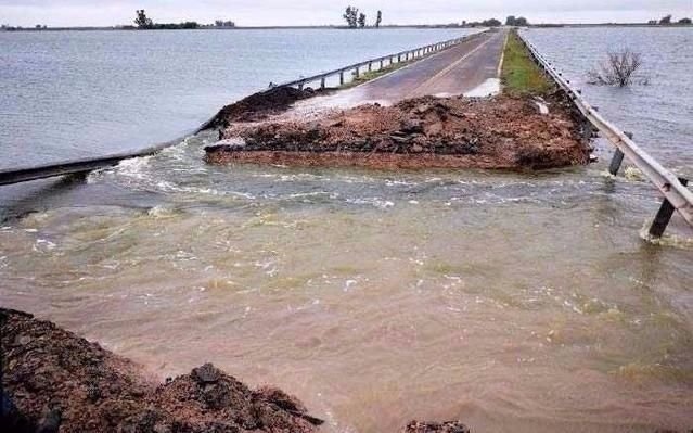 Inundaciones: rompen la ruta 188 para que comience a escurrir el agua