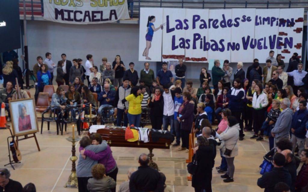 Video: el Indio Solari cantó en el adiós a Micaela 