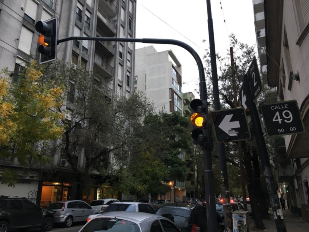Instalan semáforo en la esquina crítica de 2 y 49
