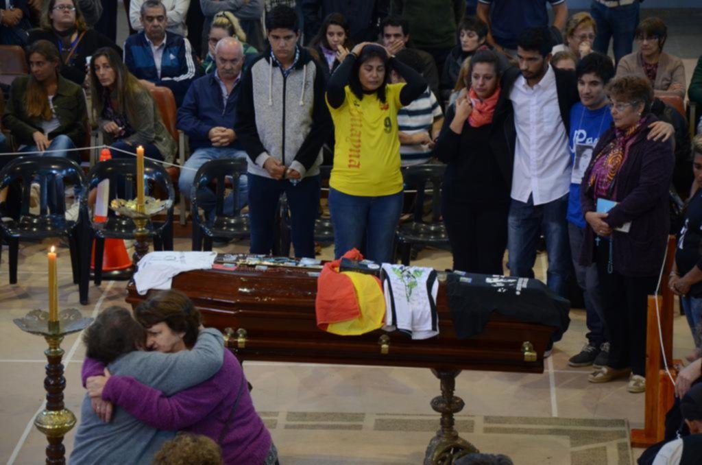 Con música, banderas y reclamos, una multitud despidió a Micaela García