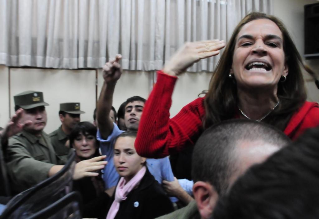 Cecilia Pando, a los gritos contra ex funcionarios K en los tribunales