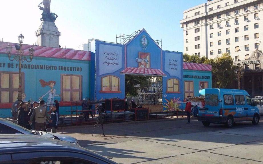 Tras recibir la autorización, instalaron la "carpa itinerante docente"