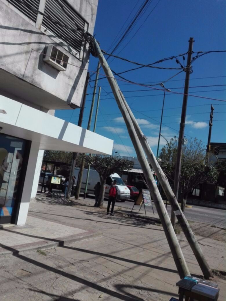 Vecinos en alerta por dos postes quebrados en La Granja