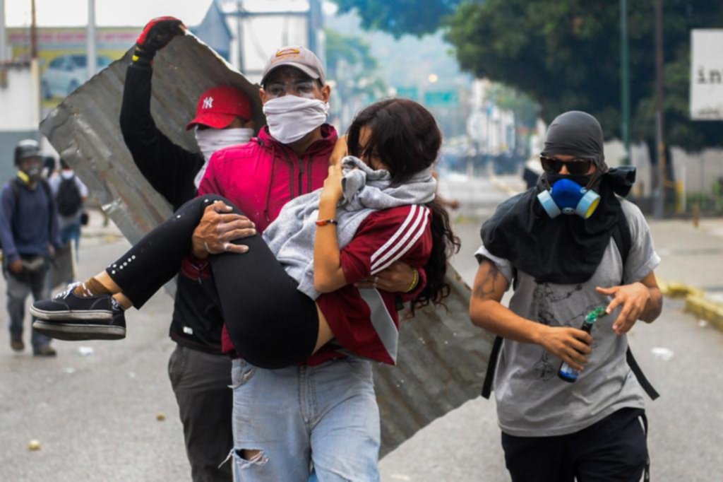 Otros dos muertos y apedrean a Maduro durante un desfile militar