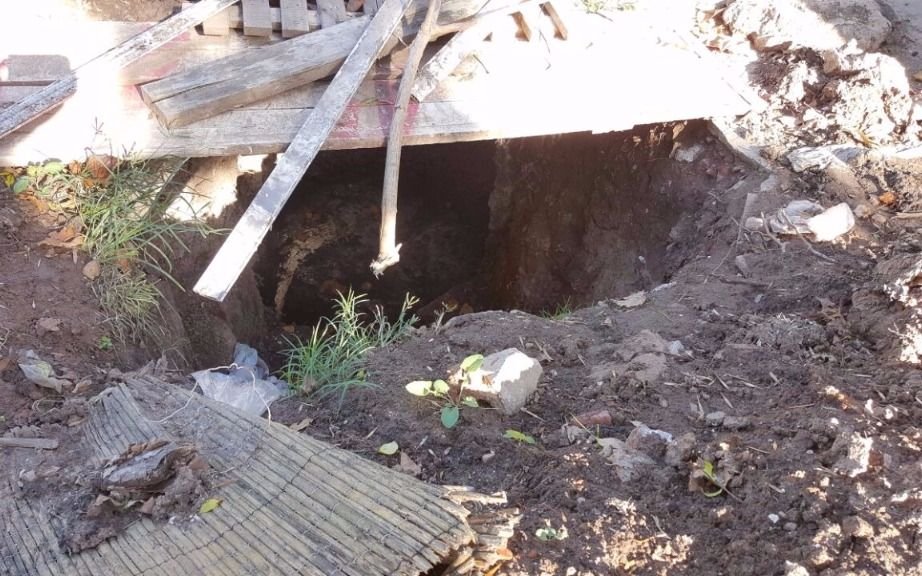 En 121 y 36 advierten por un pozo que se encuentra a metros de una escuela y un jardín de infantes