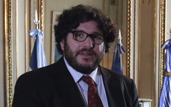 Crece la polémica por la salida del Gobierno de un funcionario