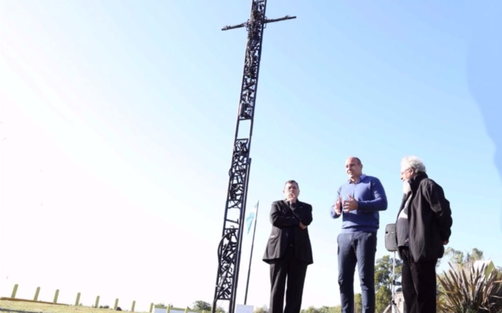Inauguraron en la Ribera local la Cruz Salmo a Cristo