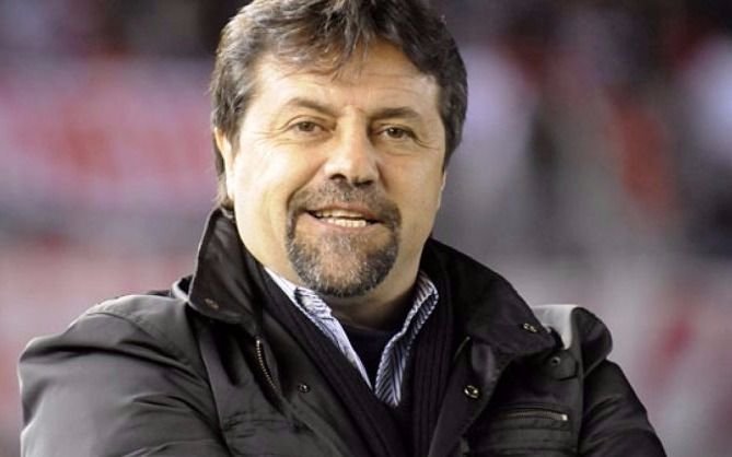Caruso Lombardi volvió a postularse como DT de la Selección con un ingenioso tuit