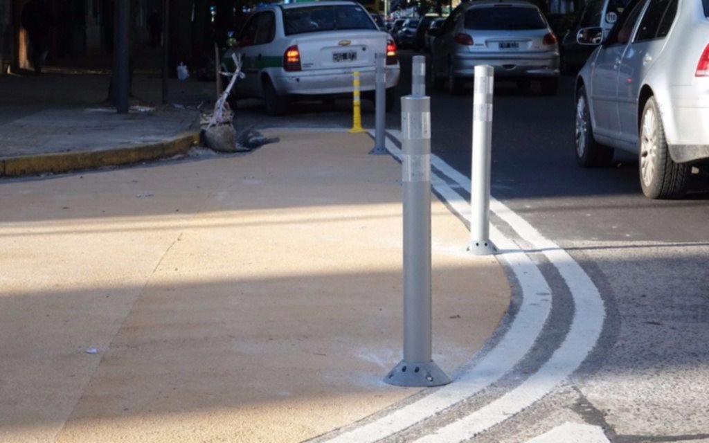 Colocan postes para impedir estacionamiento en esquina de 5 y 42     