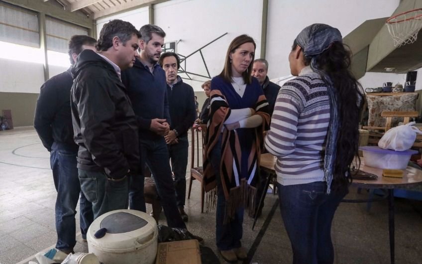Vidal y Marcos Peña recorrieron centros de evacuados en Salto