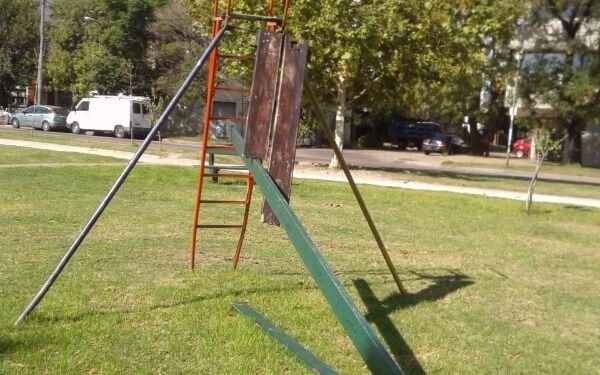 Los juegos de la rambla de 32 y 10, en estado deplorable    
