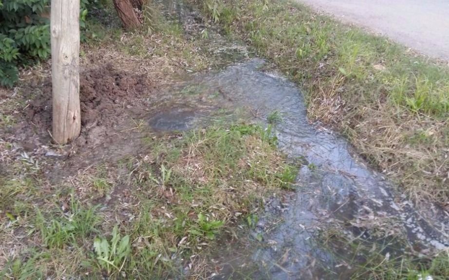 Vecinos de Villa Castells reclaman por un caño maestro de agua roto