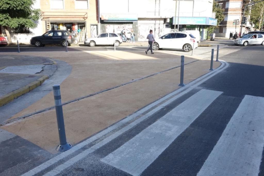 Buscan frenar el caos de estacionamiento en la esquina de 5 y 42