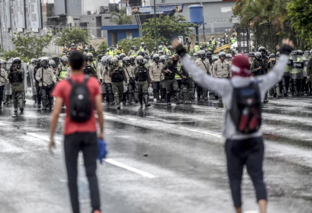 Vuelven a reprimir otra masiva marcha contra Maduro en Caracas