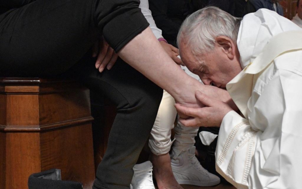 En Jueves Santo, el Papa lavó los pies de 12 presos, entre ellos un argentino