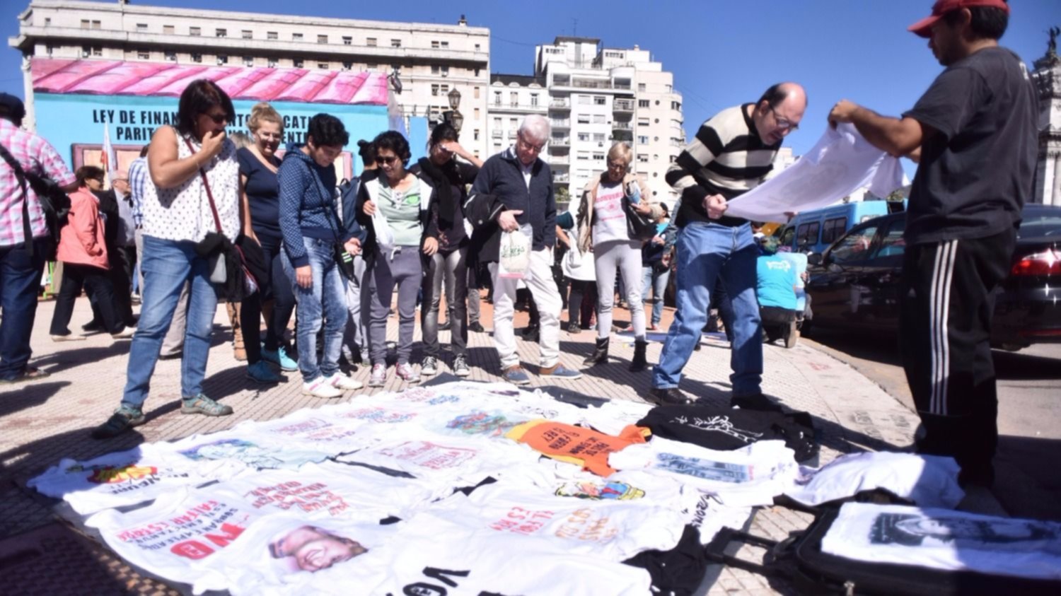 En el Congreso ya venden el merchandising de la "Escuela Itinerante"