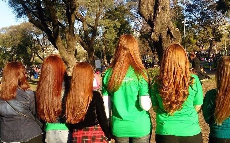 Pelirrojos se reúnen en plaza Moreno  