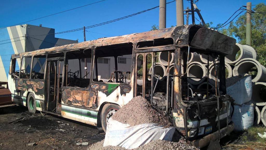 Vándalos prendieron fuego un colectivo en ruta 11 y 90