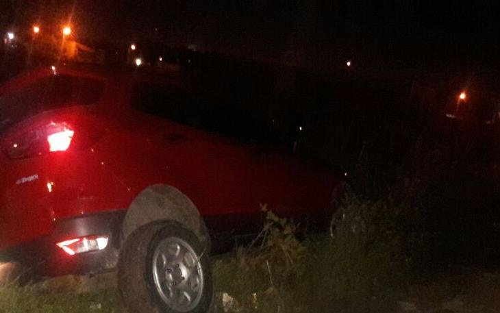 Roban camioneta, caen en una zanja y huyen con ayuda de los vecinos