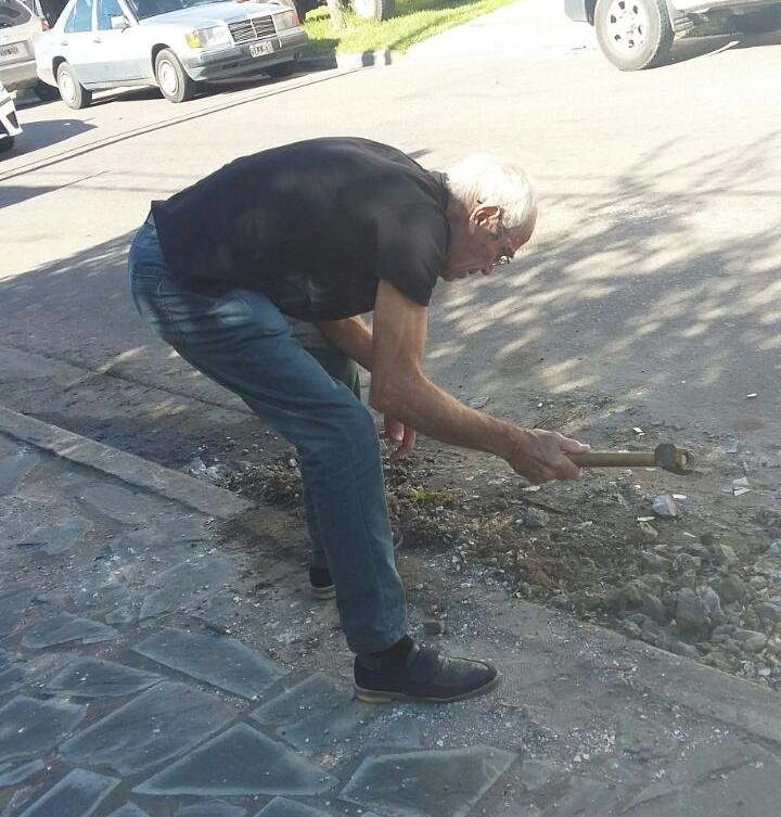 Cansado de esperar, vecino de Tolosa salió a arreglar la calle