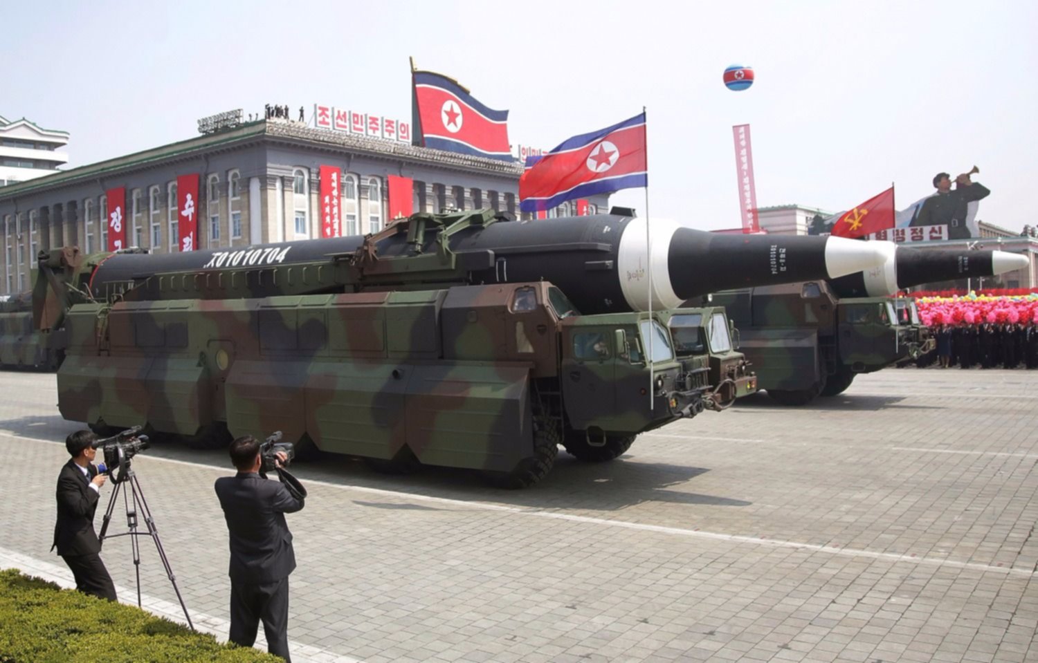 Corea del Norte exhibió por primera vez un misil de largo alcance