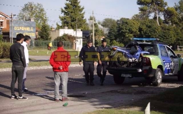  Accidente fatal en Camino Centenario: un joven cayó de la moto y murió en el acto