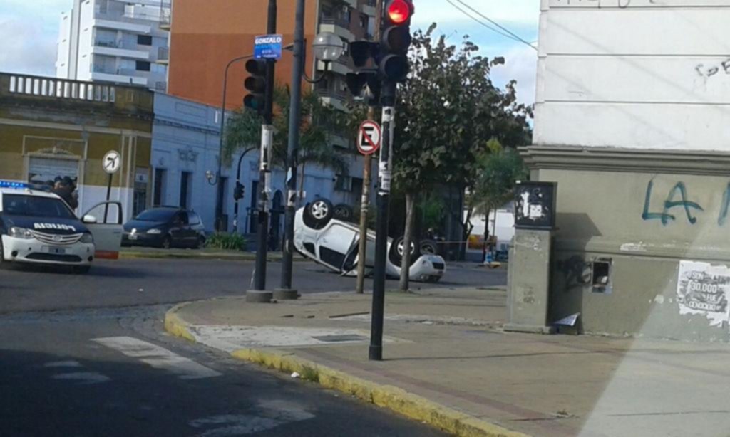 Chocó a una embarazada, causó un vuelco y escapó en diag. 74