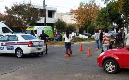 No frenan los accidentes en la Ciudad: un auto volcó en La Loma