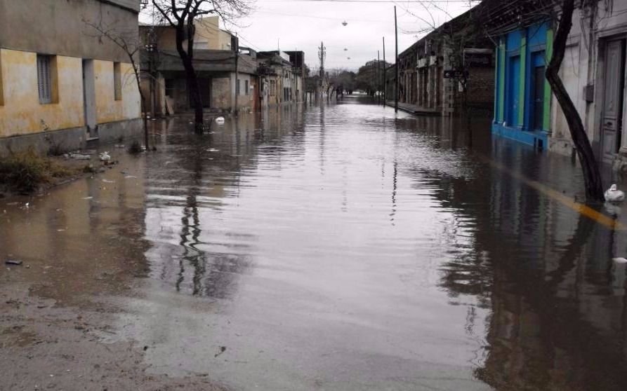 El agua bajó 1,50 metros en Salto pero la Ciudad continúa bajo el agua