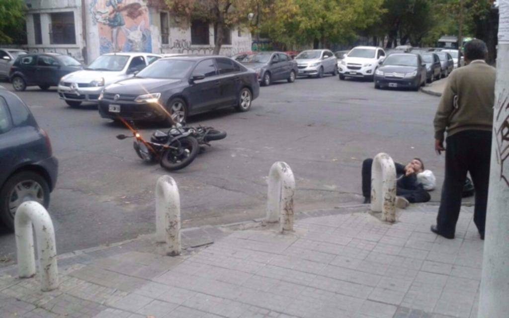 Un motociclista herido al colisionar contra un auto en 3 y 45