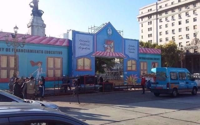 Le ponen plazo a la "escuela pública itinerante" frente al Congreso