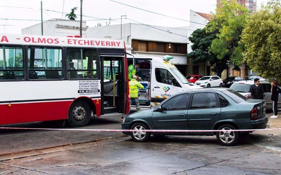 Fuerte choque entre un micro y  un auto en 10 y 38: hay dos heridos