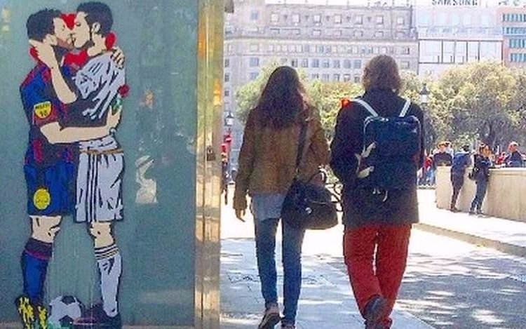 Messi y Cristiano a los besos en un mural