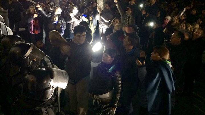 Tensión y graves incidentes frente a la casa oficial de Alicia Kirchner