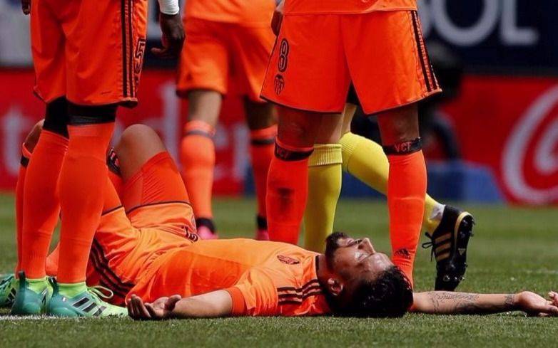 Garay sufrió leve conmoción cerebral en el partido de Valencia ante Málaga 