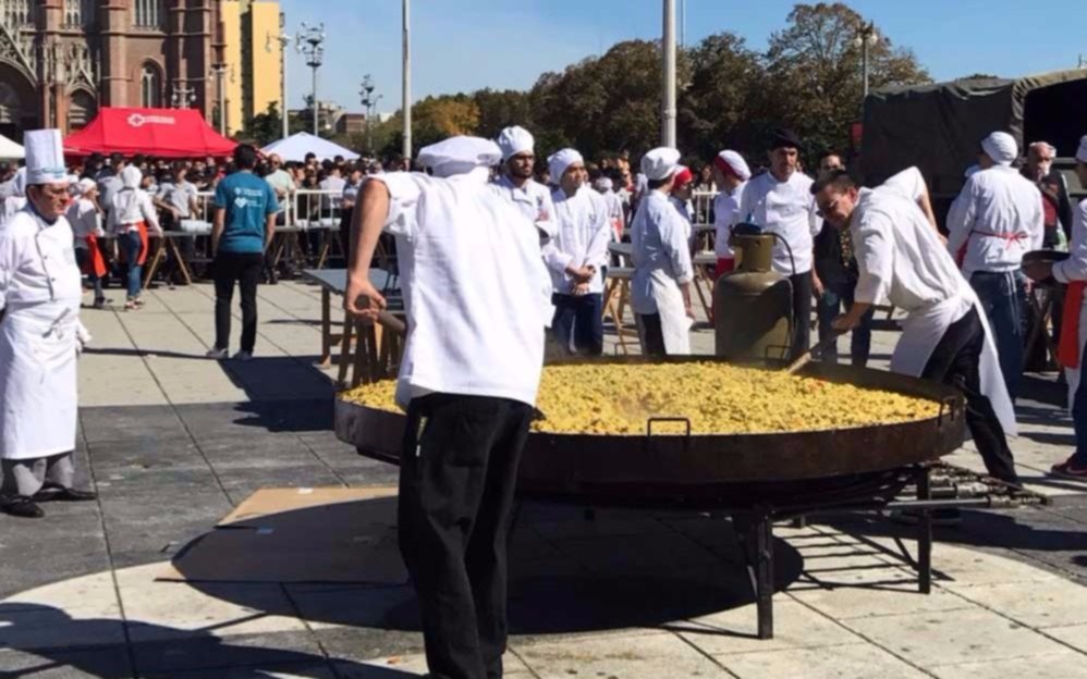 Paella solidaria en Plaza Moreno