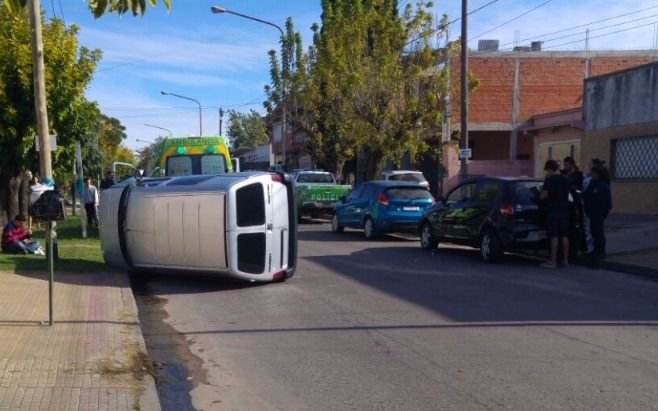 Más accidentes en la Región: choque y vuelco en 80 y 1